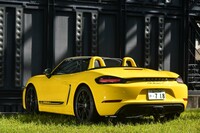 可変ダンパーと強化サスペンションからなる「PASMスポーツシャシー」を採用。車高は標準モデルよりも20mm低められている。