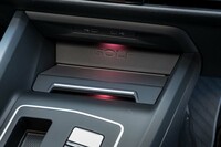 標準の「ゴルフ」とのちがいはワイヤレス充電器にスマートフォンを固定する押さえが用意されること。スポーツモデルゆえの装備だ。