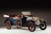 1910年に登場したアルファ・ロメオ第1号車の「24HP」。同社は創業当初から高性能なクルマづくりを追求。24HPの改良モデルでタルガ・フローリオにも出場している。