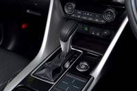 トランスミッションには、8段の疑似ステップ変速が可能なCVTを採用。このCVTは、筆者がこれまで扱った中でベストといえるほどデキがいい。