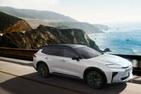 「大人のアクティブキャビン」を標榜（ひょうぼう）する「エステート」は、「スポーツ」のオーナーよりは年齢層は高めで、かつ活動的なライフスタイルを好む層をターゲットとしている様子。