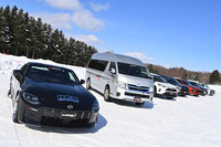 フロント255/40R19、リア275/35R19サイズの「アイスガード7」を履くHKSが手がけた「日産フェアレディZ」も試乗車として用意されていた。大パワーFR車に対応するアイスガード7のコントロール性やグリップ力も確認できた。