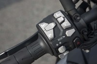 ハンドルレバー左側のスイッチ類。「Z H2」にはクルーズコントロール機能も備わる。