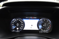 フル液晶タイプのメーターパネル。中央には、写真のようにマップを表示することも可能。