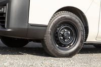 ブラックのスチールホイールはセンターキャップも黒で統一される。