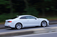 アウディにとって11年ぶりの4シータークーペとして、2007年のジュネーブショーでお披露目された「A5」。今回のモデルはその2代目にあたり、2017年4月に日本に導入された。