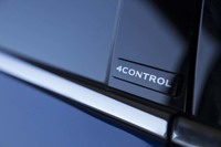 4輪操舵機構「4コントロール」は、新型「メガーヌGT」のハイライトともいえる新機能。リアタイヤを低速時には逆位相に、高速時には同位相に切ることで、旋回性能を高めている。