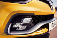 ヘッドランプの下に備わる「R.S.ビジョン」。ポジションランプ／フォグランプ／ハイビーム／コーナリングランプとして機能する。