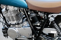 環境対策の術（すべ）として、（かつてのキャブレターではなく）フューエルインジェクションで燃料を供給する「SR400」。サイドカバー内（写真中央）には大きなフューエルポンプが設置されている。