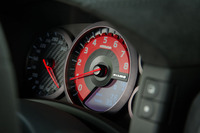 赤い文字盤が目を引くエンジン回転計。下部がインフォメーションディスプレイとなっており、燃費などの走行情報が表示される。