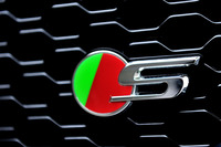 フロントグリルに光る「S」のエンブレム。