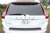 荷室の容量は、分割可倒式リアシートを倒すことで拡大できる。フロアには、小さめのバッグなどを固定するための跳ね上げ式ボード（写真中央）も備わる。
（写真をクリックするとシートの倒れるさまが見られます）