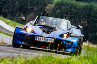 「クロスボウGT」が0-100km/h加速に要する時間は、4.1秒。最高速度は144マイル（232km/h）と伝えられる。
    