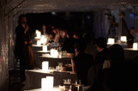 「ダイニングアウト」初日は、あいにくの豪雨のなか、急きょ設営されたテントのなかで開催された。