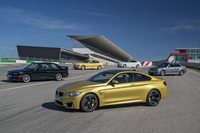 新旧モデルが一堂に会する。手前の「M4クーペ」の左奥が初代のE30型（エンジンは2.3リッター直4）。そこから右方向へ順にE36型（3リッターおよび3.2リッター直6）、E46型（3.2リッター直6）、E90型（4リッターV8）。