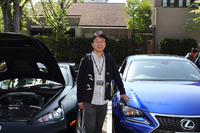 愛知より遠征して参加した草間栄一氏。スポーツクーペ「レクサスRC」の開発担当主査である。この日は、若かりし頃に設計に携わった「トヨタ・スープラ」（A70型）を発見できたことがうれしかったそうだ。
    