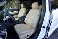 「XLTエコブースト」のフロントシート。「エクスプローラー」では、「XLT」を除く全てのグレードに本革のシート表皮が用いられている。