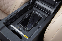 センターコンソールボックスでは、ワイヤレス充電の規格「Qi（チー）」に対応したスマートフォンなどのデジタル機器が充電可能。