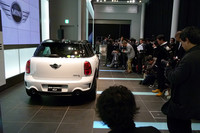 「ミニマリズム」が反映されたMINIクロスオーバーは、8車種のうちすべてのMTモデルと「クーパーS クロスオーバー」のATモデルの計5車種が、エコカー減税（75％）の対象となる。