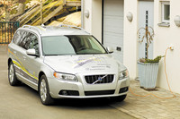 ボルボは、プラグインハイブリッド車の発売に先駆け、2009年夏より試験車である「V70プラグインハイブリッド」で、実証実験を行う。写真は、そのデモカー。