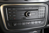 センターコンソールには、インフォテインメントシステムのスイッチ類やSDカードのスロット、走行モードの選択ボタンなどが並ぶ。