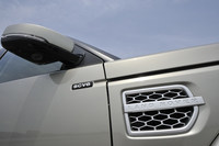 ドアパネルには、新エンジンを意味する「SCV6」のエンブレム。ドアミラーの形状も変更されている。
    