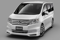 無限のパーツを装着した「ホンダ・ステップワゴン」。