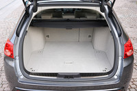 「ツアラー」のラゲッジスペースは、通常で406リッター、後席を倒すことで660リッターまで拡大する。（いずれもVDA法）