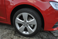 タイヤサイズは225/45R17。COD仕様専用の5スポークアルミホイールが装着される。