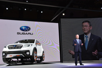 
	「スバル・ヴィジヴ フューチャー コンセプト」と富士重工業の吉永泰之代表取締役社長。
	
