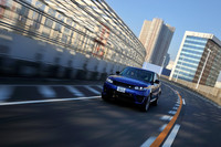 コーナリング時に内輪にブレーキをかけることでアンダーステアを抑制する「トルクベクタリング・バイ・ブレーキング（TVbB）」にも「SVR」専用のチューニングが施されている。