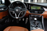 往年のアルファ・ロメオ車を彷彿（ほうふつ）とさせる、巨大な2眼式のメーターが特徴的な運転席まわり。近年でも、Ｄセグメントモデルの「156」や「159」に同様の意匠が見られた。