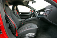 ブラックのインテリアには、GTS専用のオプションとして2色から選べるトリムパッケージが用意される。ダッシュボード、シートなどに、カーマインレッド（写真）またはGTシルバーのステッチが施される。また、ヘッドレストにもステッチと同じカラーの“GTS”ロゴ刺しゅうがあしらわれる。