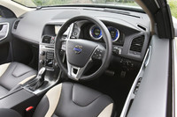 運転席まわりの様子。メーターの縁、ペダル、インストゥルメントパネル等には効果的にアルミが使われ、大人っぽいスポーティーな雰囲気を醸し出す。