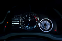 「RC F」のメーターパネル。