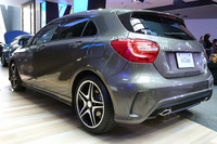 「メルセデス・ベンツ A180ブルーエフィシェンシー スポーツ」のリアビュー。