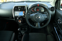 ステアリングホイールは、赤いセンターマークが付いたレザー／アルカンターラのコンビタイプとなる。