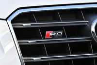 
	現行型の日本デビューは2012年8月。2014年3月のマイナーチェンジでマトリクスLEDヘッドライトが採用され、同年8月に安全装備「プレセンスパッケージ」が標準装備化された。
	