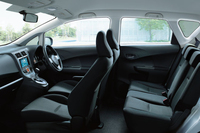 
    「1.5i-S」（FF）のインテリア。
    