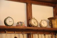 棚の上に並んだ目覚まし時計。イタリア人は錆（さび）が浮いたものも「風合い」として大切にする。