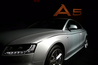 デザインの説明は和田シニアデザイナーが実車にテープを貼り行われた。「A5では手のプロセスを重視した仕事をした」という。