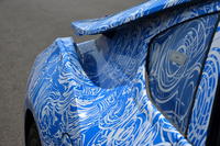 個性的なエクステリアの「i8」。特にCピラーの周りには、他車にない意匠が確認できる。
    