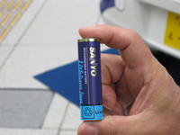 搭載する三洋電機製のリチウムイオン電池。直径18mm、高さ65mmのこの電池を13直列16並列に組み上げモジュールを製作。そのモジュールをさらに5直列8並列に接続したユニットを搭載する。