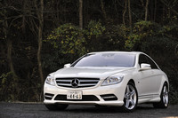 「Sクラス」のパーソナルクーペ版である「CL」は、2006年11月の販売開始以来、日本で累計約2000台を販売。このセグメントで最も売れたモデルである。今回のマイナーチェンジによって、フロントヘッドランプユニット内とフロントバンパーにLEDランプが組み込まれたほか、グリルもより立体的な形状に改められた。フロントスポイラーおよびサイドスカートは、AMGスポーツパッケージに含まれるスタイリングパッケージのオプション装備。