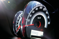 高輝度常時透過照明点灯タイプのメッキ加飾付きメーター。