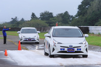 人工の圧雪路で雪上性能を試す。サマータイヤではやはり不安定だったが、実際の雪上ではもっと止まらないだろうし、発進も難しいはずだ。