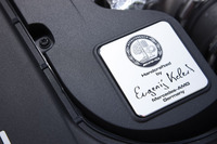 エンジンルーム内に見られるネームプレート。エンジンの組み立てを担当した職人の名が記されている。