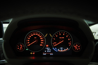 セダンと同様に、アイドリングストップ機構が標準で備わる。メーター間上部の点線表示は「車線逸脱警告システム」。試乗車には安全装備のセットオプション「イノベーション・パッケージ」（36万円）が装着されていた。