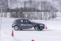 DTCモードで走行中、リアが流れてDSCが復帰したときの図。右フロントにブレーキがかかっているのが、おわかりいただけるだろうか？
	 