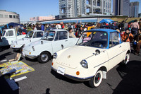 1960年に誕生したマツダ初の乗用車である「R360クーペ」。空冷4ストロークV型2気筒360ccエンジンをリアに積んだ可愛らしい2+2（定員は4名だが、実際には後席は子供しか座れない）クーペ。残存台数は少なく、3台並んだ姿はめったに拝めるものではない。
